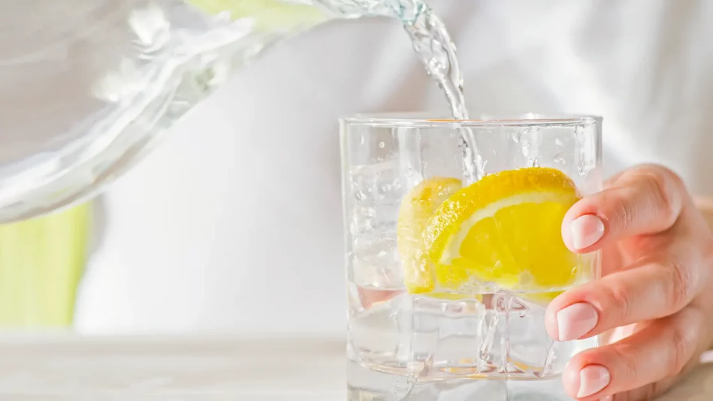 Agua con Limón: Un Toque Cítrico para tu Sonrisa
